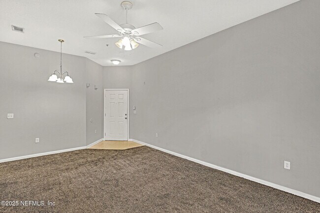 Foto del edificio - 7920 Merrill Rd