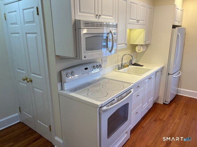 Foto del edificio - 120 Woodland Rd