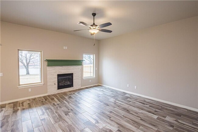 Building Photo - Beautiful 4 bedroom 2 Bath Home in Moore Schools with Storm Shelter