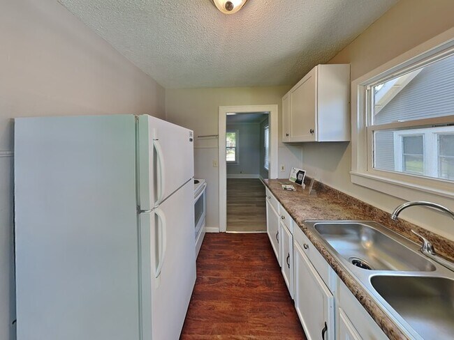 Building Photo - LEASING SPECIAL!! 2 Bedroom, 1 Bathroom Ho...