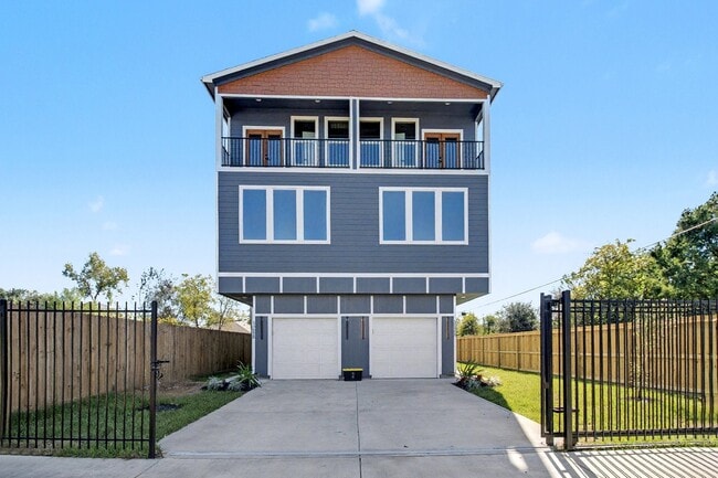 Building Photo - 5000 Higgins St