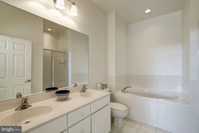 Foto del edificio - 820 Belmont Bay Dr
