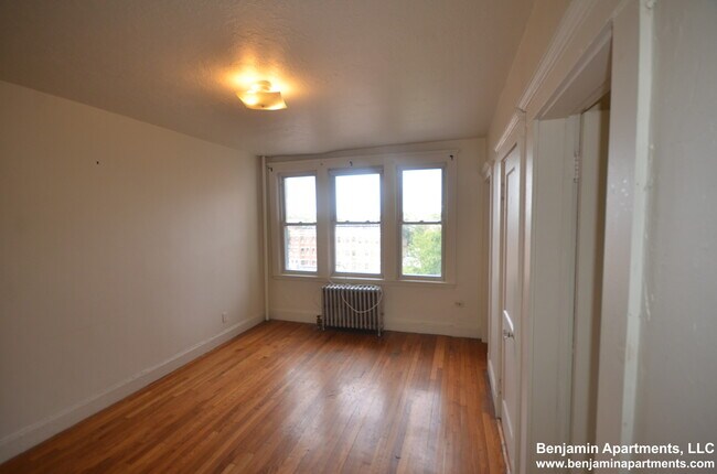 Building Photo - 1626 Comm.Ave Unit 12