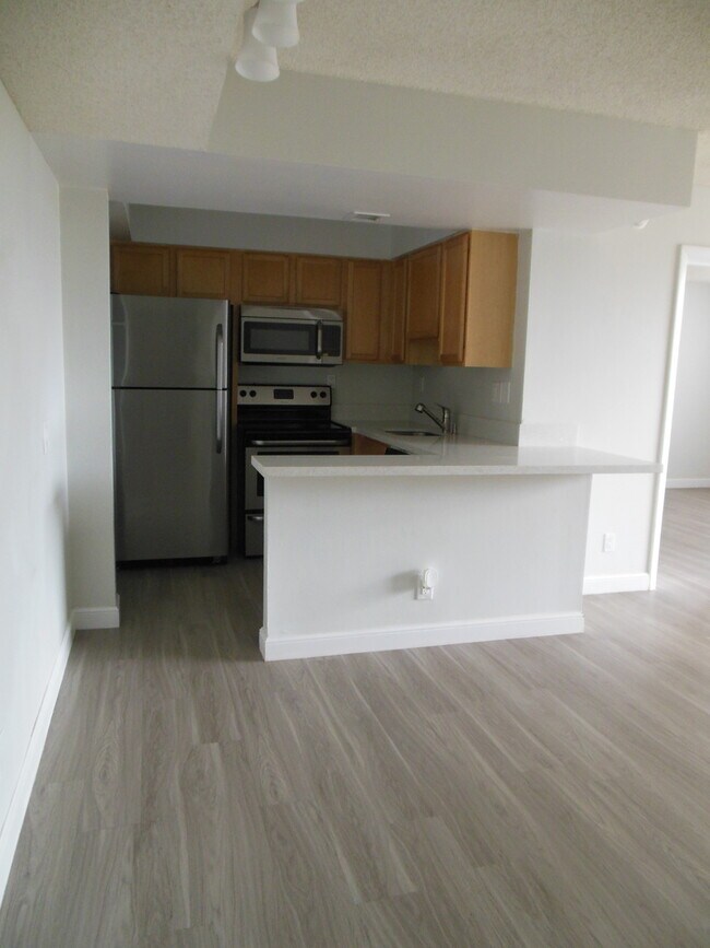 Foto del edificio - TWO BEDROOM TWO BATHROOM! WATERFRONT COMMUNITY