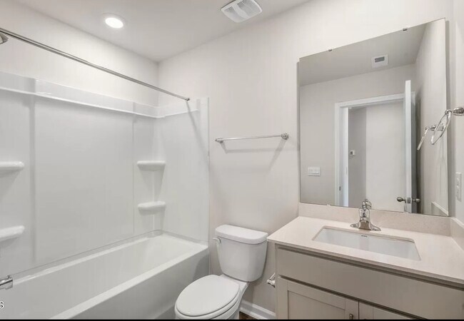 Building Photo - 411 David Hill Dr