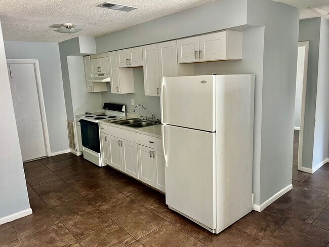 Building Photo - HUGE 2BR/1BA w/Gorgeous Ceiling Fans, W/D Hookups & More! NO APPLICATION FEE!
