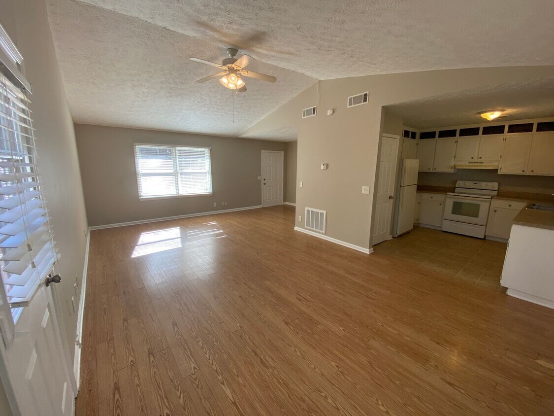 Primary Photo - PRE-LEASE FOR AUGUST 1st! Cozy 3 bedroom 2...