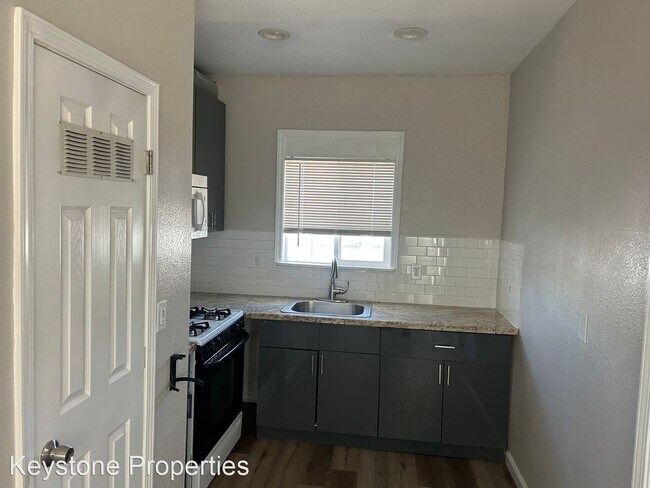 Building Photo - 2 br, 1 bath House - 211 E. Park St.