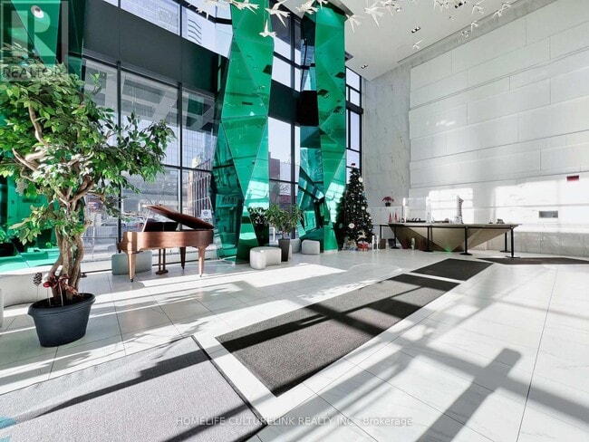 Building Photo - 352 Front St W