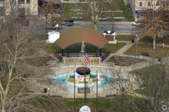 Highland's landmark fountain square is busiest in Spring, Summer, and Fall seasons.