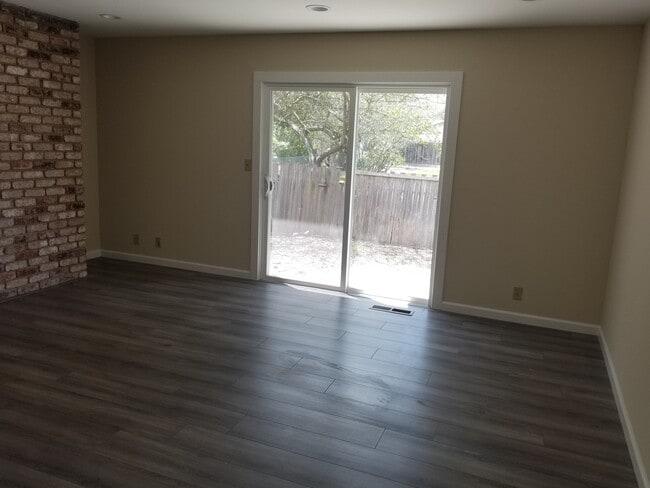 Foto del edificio - Gorgeous 3 Bedroom, 2 Bath home in great l...