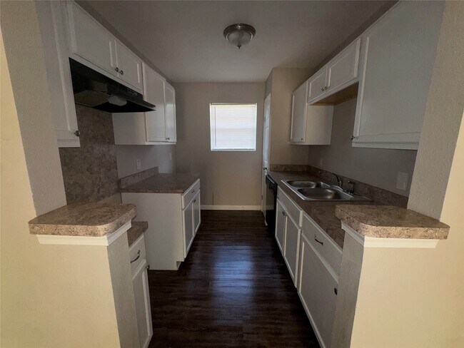 Foto del edificio - 1700 Tyler Ln