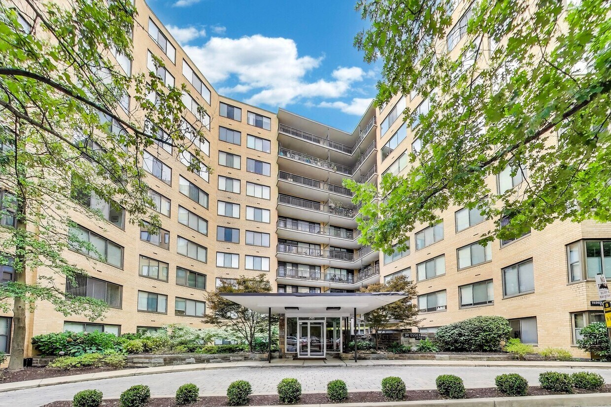 Primary Photo - Stunning 2 bed, 2 bath corner unit in secu...
