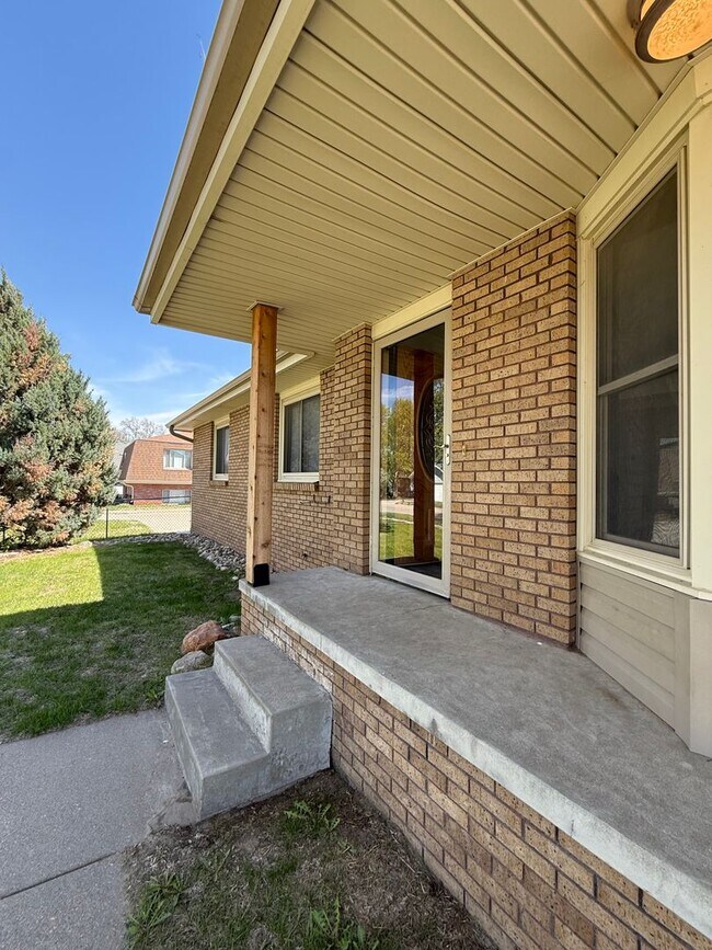 Foto del edificio - Beautifully Remodeled West Side Home | 3 Bedroom + Finished Basement Space
