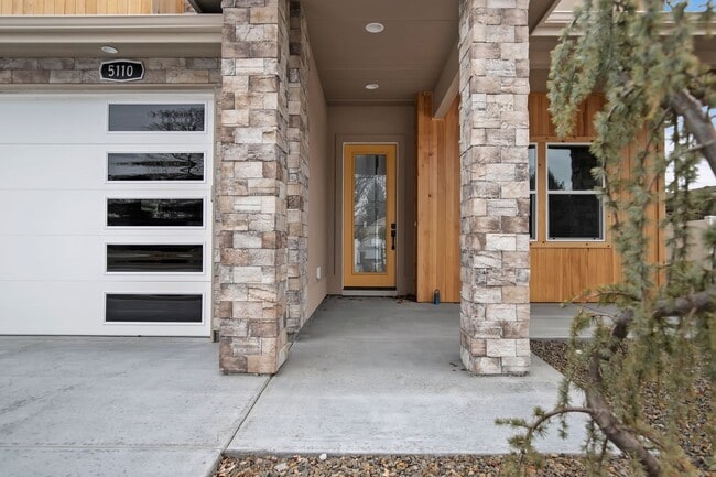 Building Photo - Luxury 5 Bed, 3 Bath home with over 3,000 sq. ft.
