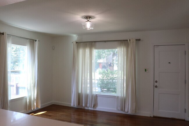 Foto del edificio - 713 E 45th St