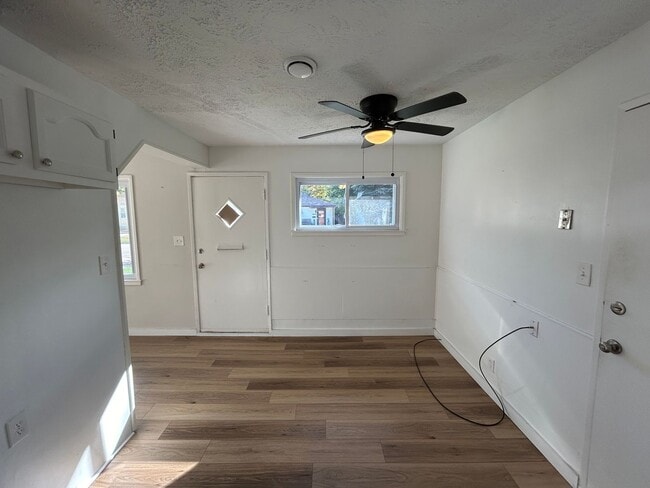 Building Photo - FULLY UPDATED Eastpointe 3 Bed/1 Bath Ranc...