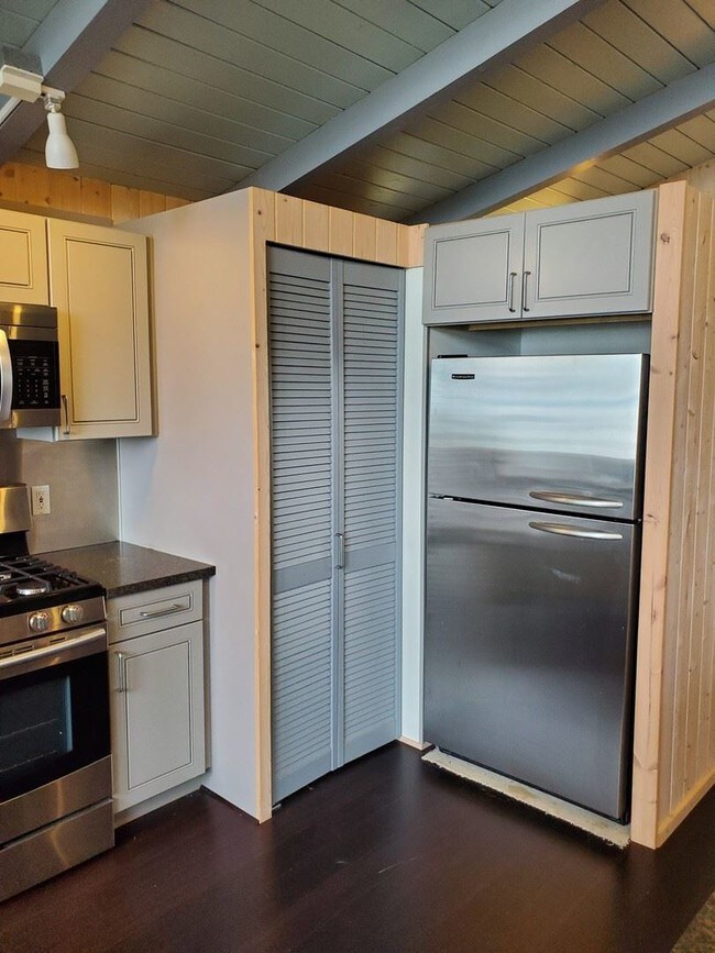 Building Photo - 2 br, 1 bath House - 6196 NE Twins Spits Road