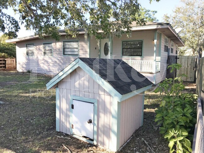 Foto del edificio - 10070 Harris Ave