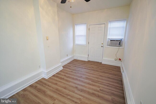 Building Photo - 210 E Lillian St