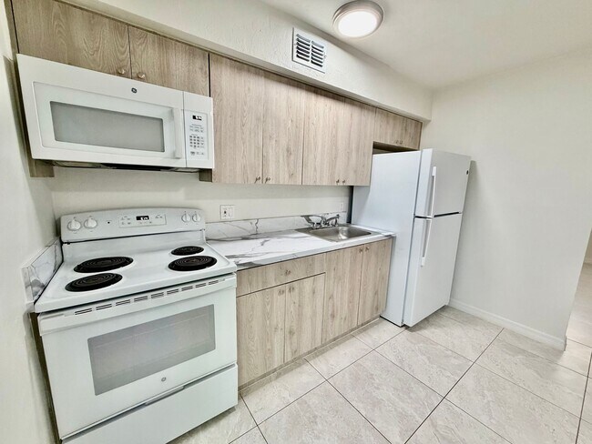 Foto del edificio - 1st Floor 2 bed 1 Bath Condo - MOVE IN SPECIAL -Apply now & Get Your Application Fee Credited at ...