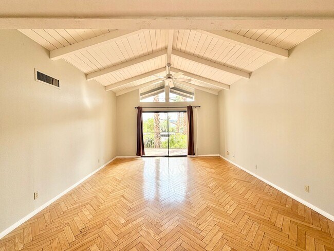 Foto del edificio - AVAILABLE NOW!! 3 Bedroom 2 Bathroom Condo in Palm Springs!