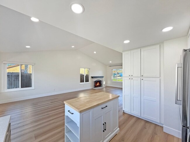 Building Photo - Updated 3B/2BA House in Oceanside!