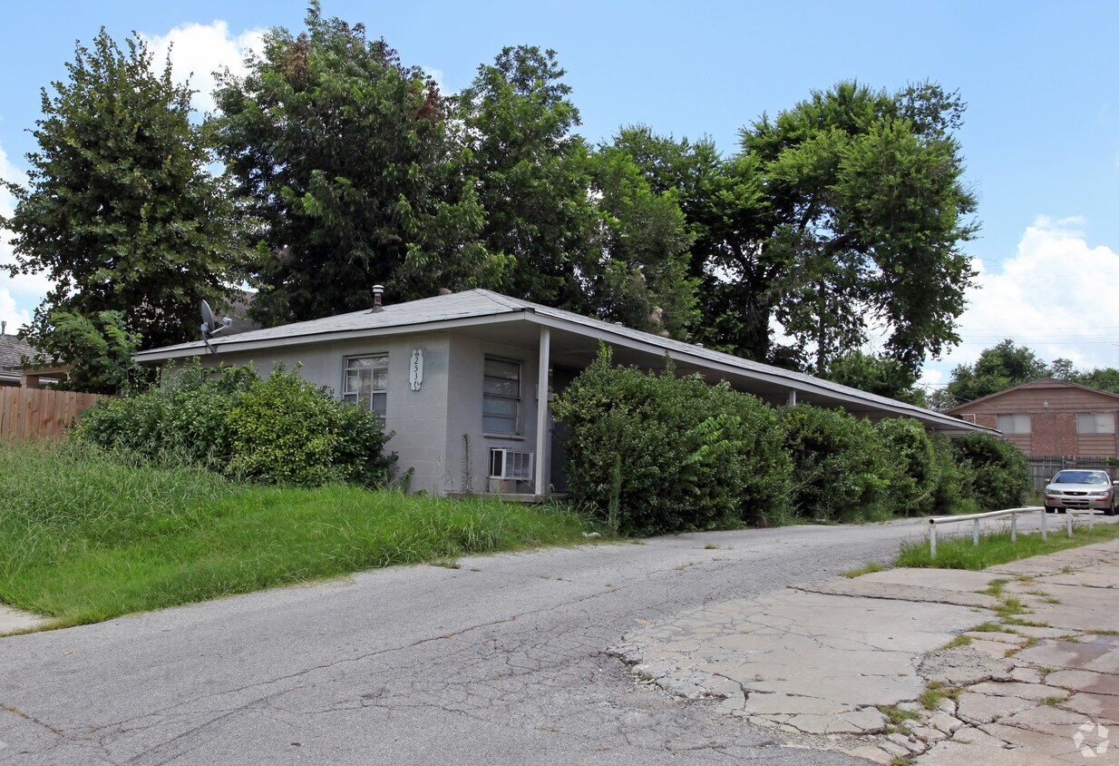 Foto principal - 2536 E 5th Pl