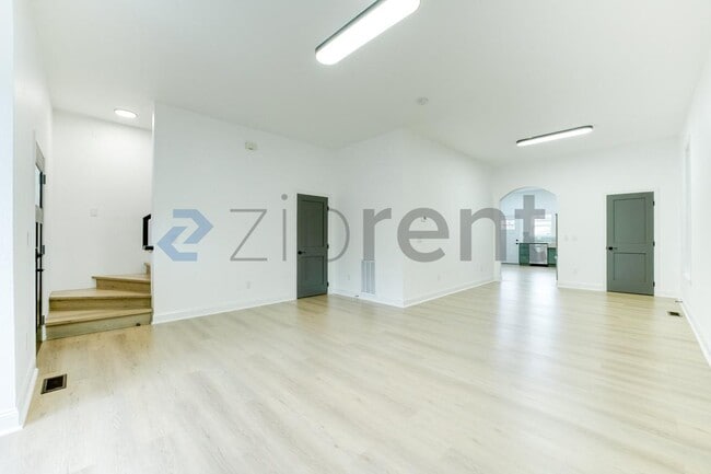 Building Photo - Unit n/a