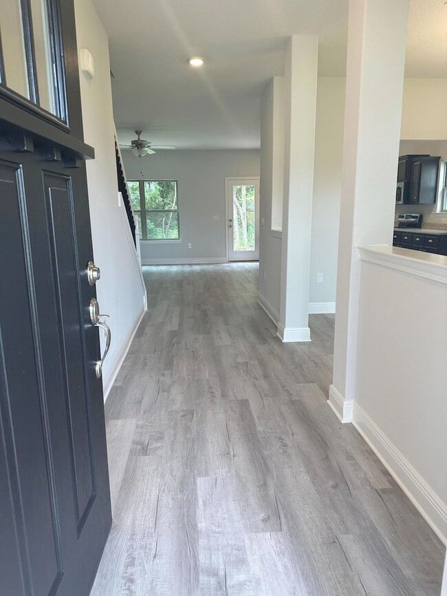 Building Photo - Spacious 5-Bedroom with Community pool in Crestview!