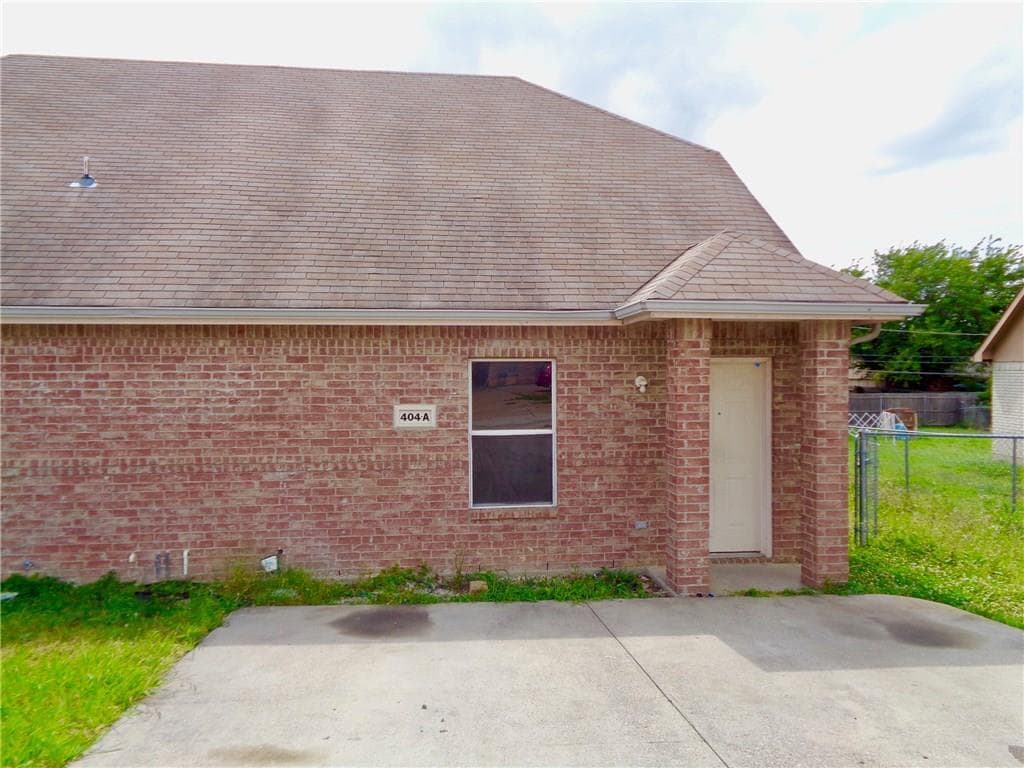 Primary Photo - 404 Kings Way Dr