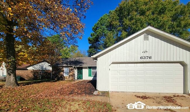 Building Photo - Renovated East Memphis Home MOVE IN READY!