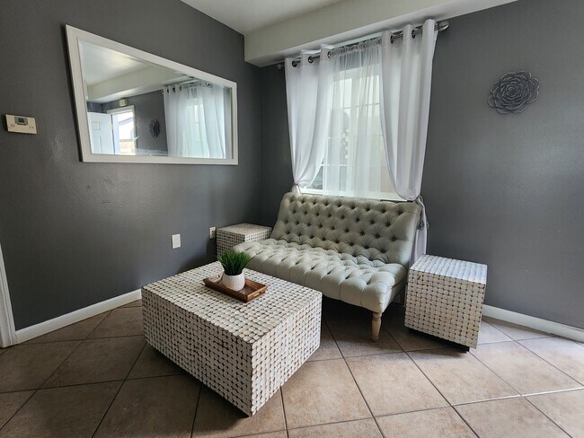Foto del edificio - 4427 S Centinela Ave