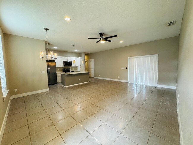 Foto del edificio - Gorgeous 4 Bed 2 Bath Home in Poinciana!