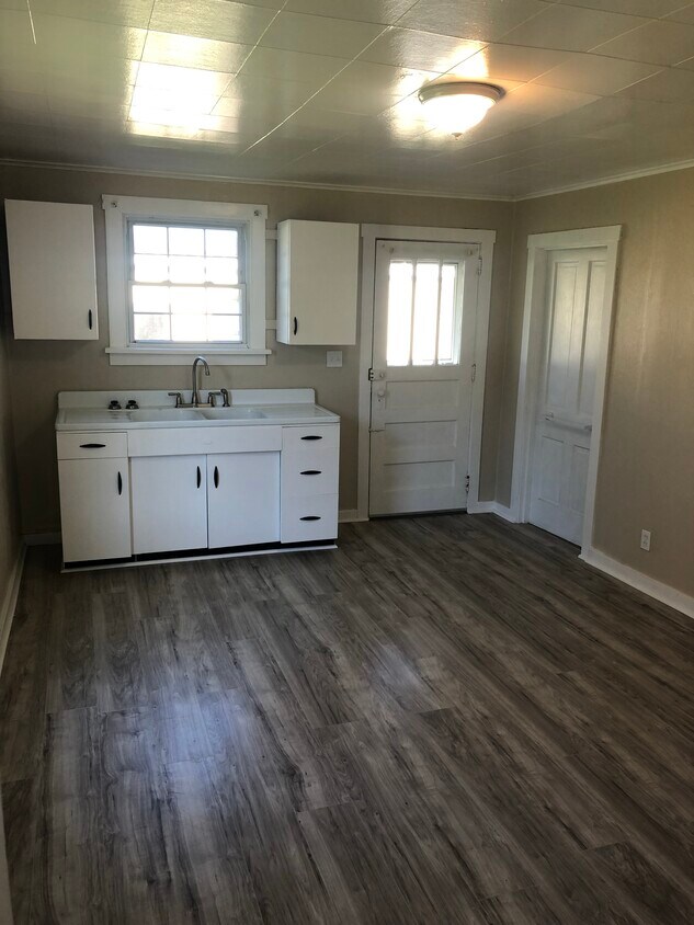 Building Photo - 302 Center Ave