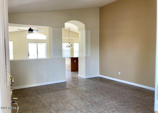 Foto del edificio - 4704 E Desert Wind Dr.