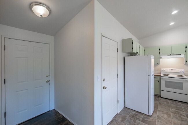 Building Photo - Hummingbird Duplex