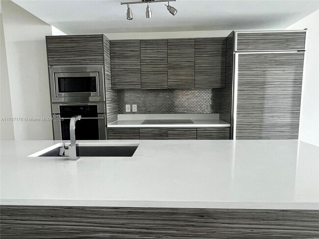 Building Photo - 460 NE 28th St