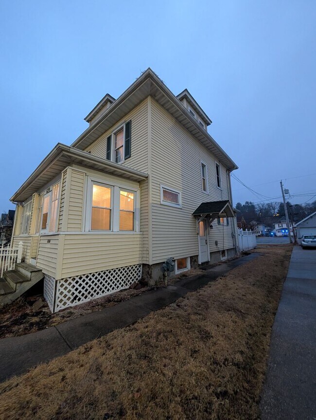 Foto del edificio - Spacious 3 Bedroom Home With Double Lot in East Moline!