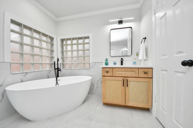 Building Photo - 10003 Briarwild Ln