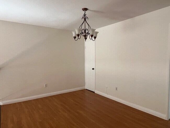 Foto del edificio - 598 W Huntington Dr