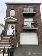 Building Photo - 817 Jackson Ave