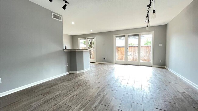 Building Photo - 403 N Post Oak Ln