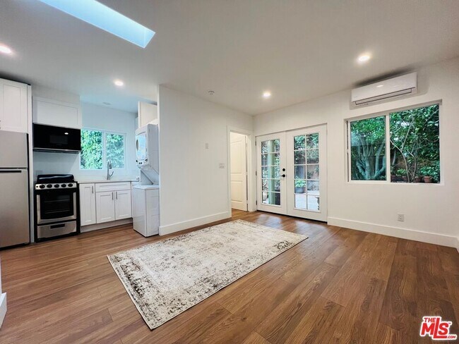 Foto del edificio - 10563 Wellworth Ave