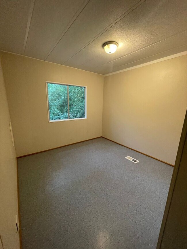 Building Photo - 3/2 in Zephyrhills