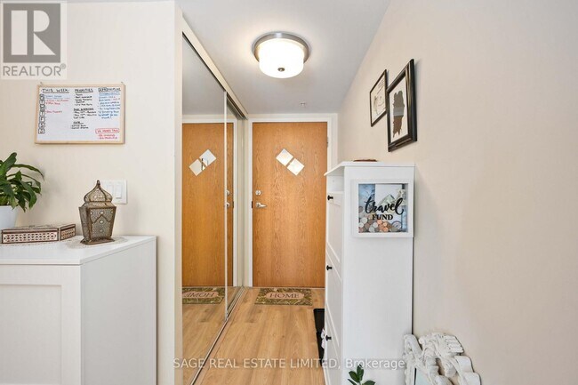 Photo du bâtiment - 20 Joe Shuster Way