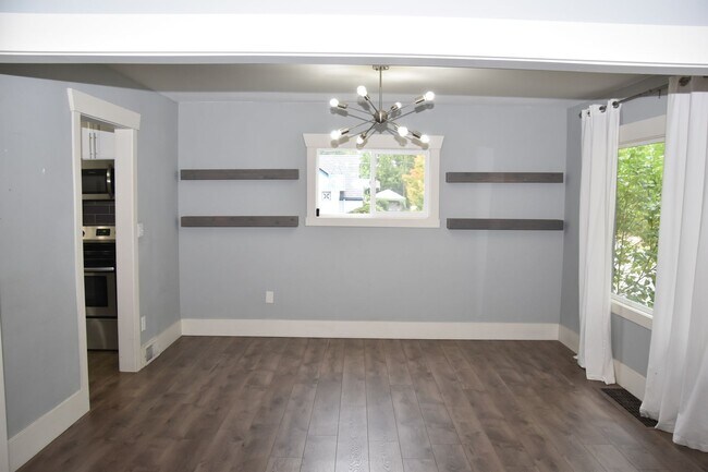 Foto del edificio - 4 bedroom 4 Bath! Updated Kitchen and Bath...