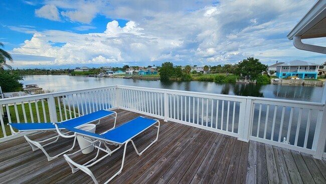 Foto del edificio - Hernando Beach Waterfront with Huge Deck &...