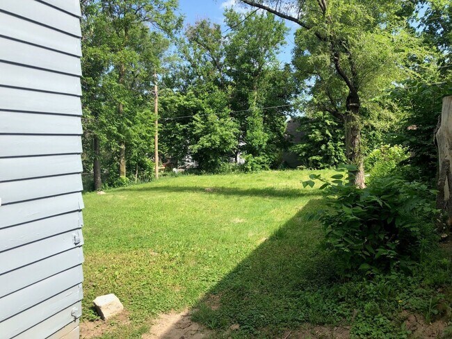 Building Photo - Updated 3br House
