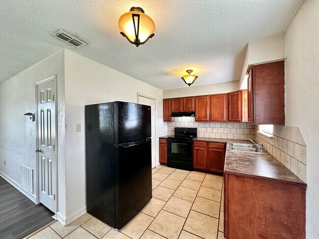 Building Photo - 3 Bedroom